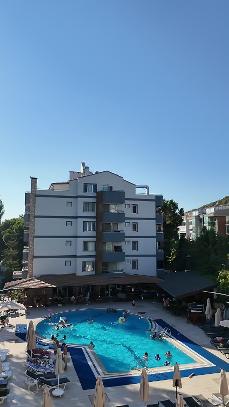 Opus Apart Sunny Pool and Hotel View